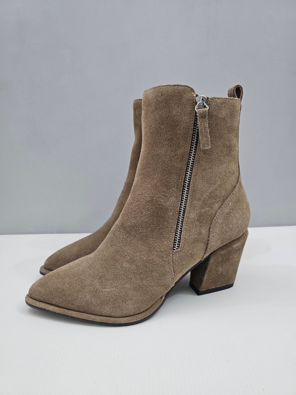 Blondo Ellyn Waterproof Ankle Boots Womens 10 Taupe Suede Block Heel Side Zip